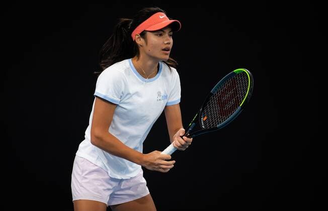 Mandatory Credit: Photo by Rob Prange Shutterstock (12750372cp) Emma Raducanu of Great Britain during practice at the 2022 Sydney Tennis Classic WTA, Tennis Damen 500 tennis tournament Sydney Tennis Classic, Day 2, Tennis, Olympic Park, Sydney, Australia - 11 Jan 2022 Sydney Tennis Classic, Day 2, Tennis, Olympic Park, Sydney, Australia - 11 Jan 2022 Copyright: xRobxPrange Shutterstockx 12750372cp