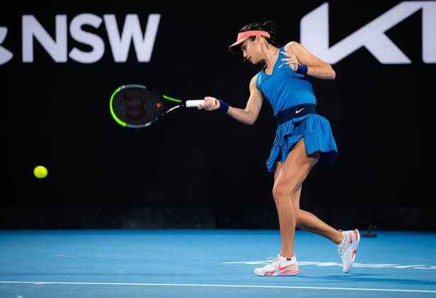 Mandatory Credit: Photo by Rob Prange Shutterstock (12750372dk) Emma Raducanu of Great Britain in action during the first round at the 2022 Sydney Tennis Classic WTA, Tennis Damen 500 tennis tournament Sydney Tennis Classic, Day 2, Tennis, Olympic Park, Sydney, Australia - 11 Jan 2022 Sydney Tennis Classic, Day 2, Tennis, Olympic Park, Sydney, Australia - 11 Jan 2022 Copyright: xRobxPrange Shutterstockx 12750372dk