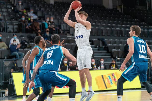 Throw by Maik Kotsar Hamburg Towers 11 Hamburg Towers vs Turk Telekom Ankara, basketball, Eurocup, group stage, matchday 9, season 2021 2022, 11 01 2022 Marcel von Fehrn Hamburg Towers vs Turk Telekom Ankara, basketball, Eurocup, group stage, matchday 9, season 2021 2022, 11 01 2022 Hamburg Copyright: xEibnerxPressefoto MarcelxvonxFehrnx EP_MFN