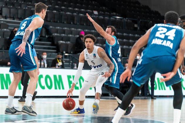 Caleb Homesley Hamburg Towers 5 goes through defense Hamburg Towers vs Turk Telekom Ankara, basketball, Eurocup, group stage, game day 9, season 2021 2022, 11 01 2022 Marcel von Fehrn Hamburg Towers vs Turk Telekom Ankara, basketball, Eurocup, group stage, game day 9, season 2021 2022, 11 01 2022 Hamburg Copyright: xEibnerxPressefoto MarcelxvonxFehrnx EP_MFN