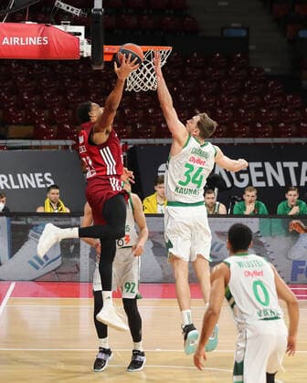 Tyler Cavanaugh BC Zalgiris Kaunas, 34 tries to block Augustine Rubit Bayern Basketball, 21 GER, FC Bayern Basketball vs BC Zalgiris Kaunas, Basketball, EuroLeague, 2021 2022 season, 11 01 2022, GER, FC Bayern Basketball vs BC Zalgiris Kaunas, Basketball, EuroLeague, 2021 2022 season, 11 01 2022, Muenchen Copyright: xEIBNER MarcelxEngelbrechtx EP_EER