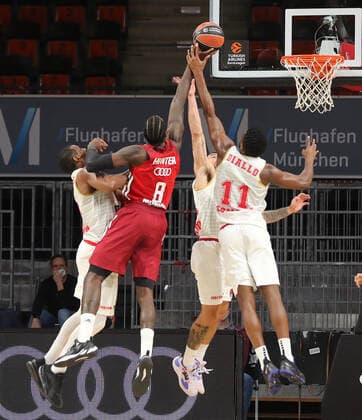 Othello Hunter Bayern Basketball, 8 and Mike James AS Monaco, 55 fighting for the ball GER, FC Bayern Basketball vs AS Monaco, Basketball, EuroLeague, 2021 2022 season, 13 01 2022, GER, FC Bayern Basketball vs AS Monaco, Basketball, EuroLeague, 2021 2022 season, 13 01 2022 Munich. Copyright: xEIBNER MarcelxEngelbrechtx EP_EER
