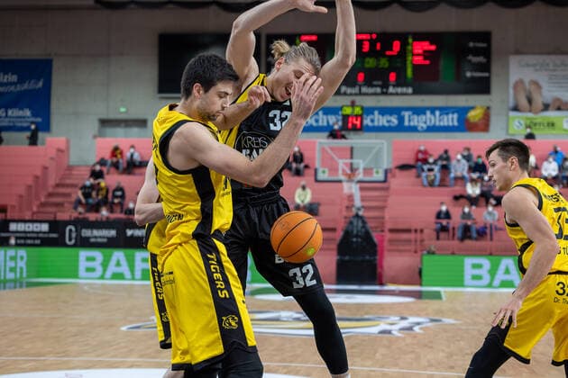 Noah Starkey Kirchheim Knights, 32 , Mateo Seric Tigers Tuebingen, 17 Tigers Tuebingen vs Kirchheim Knights, 2 Basketball Bundesliga, Pro A, Barmer 2 Basketball, 19 Spieltag , Spielzeit 2021 2022, 14 01 2022 Tigers Tuebingen vs Kirchheim Knights, 2 Basketball Bundesliga, Pro A, Barmer 2 Basketball, 19 Spieltag , Spielzeit 2021 2022, 14 01 2022 Tuebingen Copyright: xNinaxSanderx xEibnerxPressefotox EP_NSR