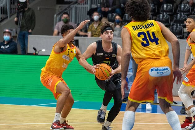 Jakob Hanzalek TEAM Ehingen Urspring, 77 vs Paul Giese Phoenix Hagen, 07 and Javon Baumann Phoenix Hagen, 34 , Phoenix Hagen vs TEAM Ehingen Urspring, BARMER 2 Basketball Bundesliga, 20 Spieltag, Saison 2021 2022, 15 01 2022 Phoenix Hagen vs TEAM Ehingen Urspring, BARMER 2 Basketball Bundesliga, 20 Spieltag, Saison 2021 2022, 15 01 2022 Hagen Copyright: xFabianxFriesex xEibner-Pressefotx EP_FFE