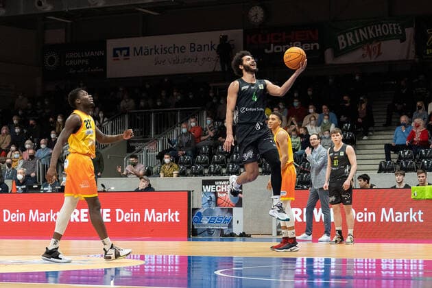 Tyler Cheese TEAM Ehingen Urspring, 04 with the ball on the way to the basket of the Hagen Phoenix, pursued by Melkisedek Moreaux Phoenix Hagen, 23 , Phoenix Hagen vs TEAM Ehingen Urspring, BARMER 2 Basketball Bundesliga, 20 Spieltag, Saison 2021 2022, 15 01 2022 Phoenix Hagen vs TEAM Ehingen Urspring, BARMER 2 Basketball Bundesliga, 20 Spieltag, Saison 2021 2022, 15 01 2022 Hagen Copyright: xFabianxFriesex xEibner-Pressefotx EP_FFE