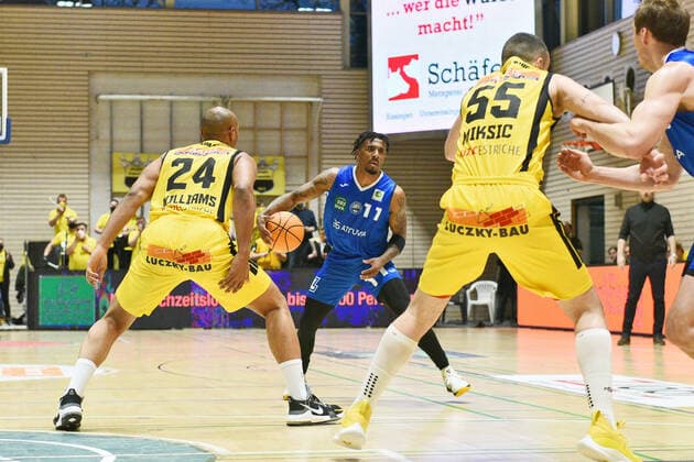 Stanley Mace Whittaker jr PS Karlsruhe Lions 11 vs Jonathon Williams VfL Kirchheim Knights 24 VfL Kirchheim Knights vs PS Karlsruhe Lions Basketball, Maenner, Barmer, 2 Basketball Bundesliga, ProA Hauptrunde , 20 Spieltag, 16 01 2022 Foto Eibner Tobias Baur VfL Kirchheim Knights vs PS Karlsruhe Lions Basketball, Barmer, 2 Basketball Bundesliga, 2 BBL, Liga Pro A, 20 Spieltag, 16 01 2022 Kirchheim Teck Copyright: xEibner-Pressefotox EP_TBR