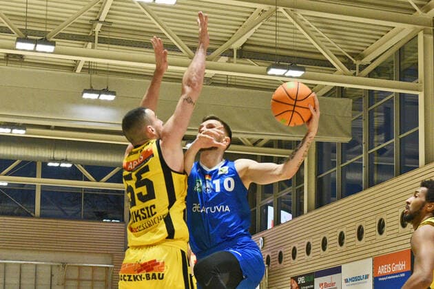 Ferdinand Zylka PS Karlsruhe Lions 10 vs Karlo Miksic VfL Kirchheim Knights 55 VfL Kirchheim Knights vs PS Karlsruhe Lions Basketball, Maenner, Barmer, 2 Basketball Bundesliga, ProA Hauptrunde , 20 Spieltag, 16 01 2022 Foto Eibner Tobias Baur VfL Kirchheim Knights vs PS Karlsruhe Lions Basketball, Barmer, 2 Basketball Bundesliga, 2 BBL, Liga Pro A, 20 Spieltag, 16 01 2022 Kirchheim Teck Copyright: xEibner-Pressefotox EP_TBR