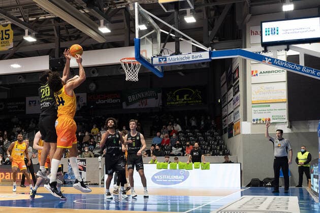 Takiula Fahrensohn TEAM Ehingen Urspring, 20 and Javon Baumann Phoenix Hagen, 34 at the basket of TEAM Ehingen, Phoenix Hagen vs TEAM Ehingen Urspring, BARMER 2 Basketball Bundesliga, 20 Spieltag, Saison 2021 2022, 15 01 2022 Phoenix Hagen vs TEAM Ehingen Urspring, BARMER 2 Basketball Bundesliga, 20 Spieltag, Saison 2021 2022, 15 01 2022 Hagen Copyright: xFabianxFriesex xEibner-Pressefotx EP_FFE