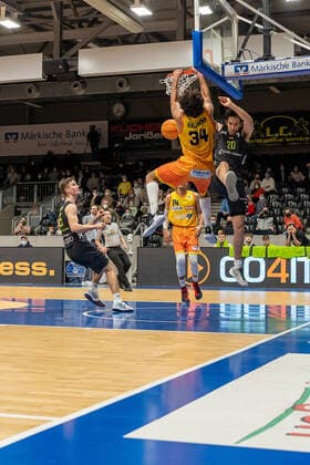 Javon Baumann Phoenix Hagen, 34 sinks the ball into the net, Takiula Fahrensohn TEAM Ehingen Urspring, 20 comes too late, Phoenix Hagen vs TEAM Ehingen Urspring, BARMER 2 Basketball Bundesliga, 20 Spieltag, Saison 2021 2022, 15 01 2022 Phoenix Hagen vs TEAM Ehingen Urspring, BARMER 2 Basketball Bundesliga, 20 Spieltag, Saison 2021 2022, 15 01 2022 Hagen Copyright: xFabianxFriesex xEibner-Pressefotx EP_FFE
