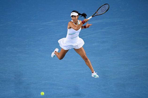 Mandatory Credit: Photo by James Gourley Shutterstock (12763707ia) Emma Raducanu during her first round match Australian Open, Day Two, Tennis, Melbourne Park, Melbourne, Australia - 18 Jan 2022 Australian Open, Day Two, Tennis, Melbourne Park, Melbourne, Australia - 18 Jan 2022 Copyright: xJamesxGourley Shutterstockx 12763707ia