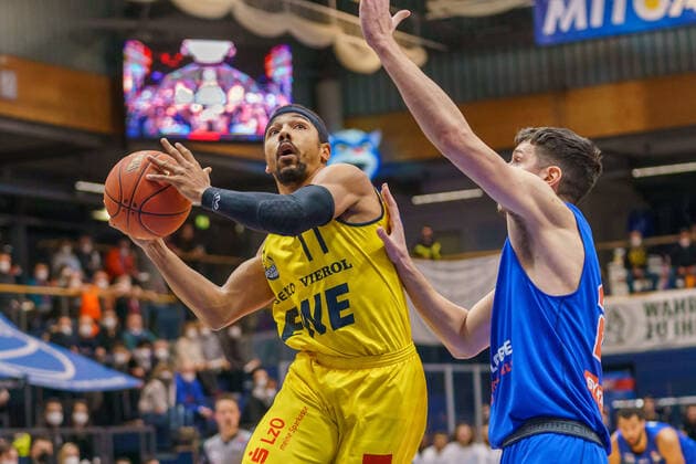 Phil Pressey Oldenburg, 11 , Goran Huskic MBC, 23 , Syntainics MBC vs EWE Baskets Oldenburg, Basketball Bundesliga, Maenner, 2021 2022, 12 Spieltag, Nachholspiel, 18 01 2022, Syntainics MBC vs EWE Baskets Oldenburg, Basketball Bundesliga, Maenner, 2021 2022, 12 Spieltag, Nachholspiel, 18 01 2022, Weissenfels Copyright: xEibner-Pressefoto EckehardxSchulzx EP_EER