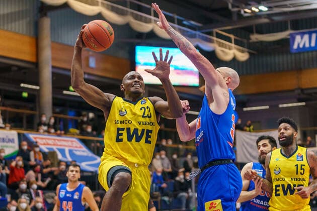Rickey Paulding Oldenburg, 23 , Reggie Upshaw MBC, 30 , Syntainics MBC vs EWE Baskets Oldenburg, Basketball Bundesliga, Maenner, 2021 2022, 12 Spieltag, Nachholspiel, 18 01 2022, Syntainics MBC vs EWE Baskets Oldenburg, Basketball Bundesliga, Maenner, 2021 2022, 12 Spieltag, Nachholspiel, 18 01 2022, Weissenfels Copyright: xEibner-Pressefoto EckehardxSchulzx EP_EER