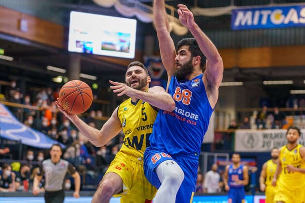 Matt Farrell Oldenburg, 5 , Behnam Yakhchali MBC, 88 , Syntainics MBC vs EWE Baskets Oldenburg, Basketball Bundesliga, Maenner, 2021 2022, 12 Spieltag, Nachholspiel, 18 01 2022, Syntainics MBC vs EWE Baskets Oldenburg, Basketball Bundesliga, Maenner, 2021 2022, 12 Spieltag, Nachholspiel, 18 01 2022, Weissenfels Copyright: xEibner-Pressefoto EckehardxSchulzx EP_EER