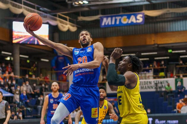Jamel Morris MBC, 20 , Tai Odiase Oldenburg, 21 , Syntainics MBC vs EWE Baskets Oldenburg, Basketball Bundesliga, Men, 2021 2022, 12 match day, make up game, 18 01 2022, Syntainics MBC vs EWE Baskets Oldenburg, Basketball Bundesliga, Men, 2021 2022, 12 match day, make up game, 18 01 2022, Weissenfels. Copyright: xEibner-Pressefoto EckehardxSchulzx EP_EER