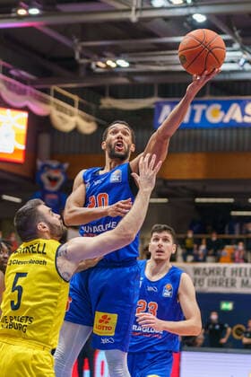 Matt Farrell Oldenburg, 5 , Jamel Morris MBC, 20 , Goran Huskic MBC, 23 , Syntainics MBC vs EWE Baskets Oldenburg, Basketball Bundesliga, Maenner, 2021 2022, 12 Spieltag, Nachholspiel, 18 01 2022, Syntainics MBC vs EWE Baskets Oldenburg, Basketball Bundesliga, Maenner, 2021 2022, 12 Spieltag, Nachholspiel, 18 01 2022, Weissenfels Copyright: xEibner-Pressefoto EckehardxSchulzx EP_EER