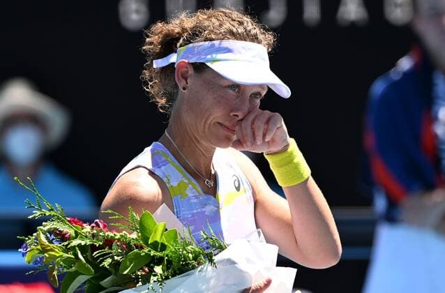 Sport Bilder des Tages Mandatory Credit: Photo by James Gourley Shutterstock (12765058cm) An emotional Samantha Stosur after defeat and retirement from singles Australian Open, Day Four, Tennis, Melbourne Park, Melbourne, Australia - 20 Jan 2022 Australian Open, Day Four, Tennis, Melbourne Park, Melbourne, Australia - 20 Jan 2022 Copyright: xJamesxGourley Shutterstockx 12765058cm