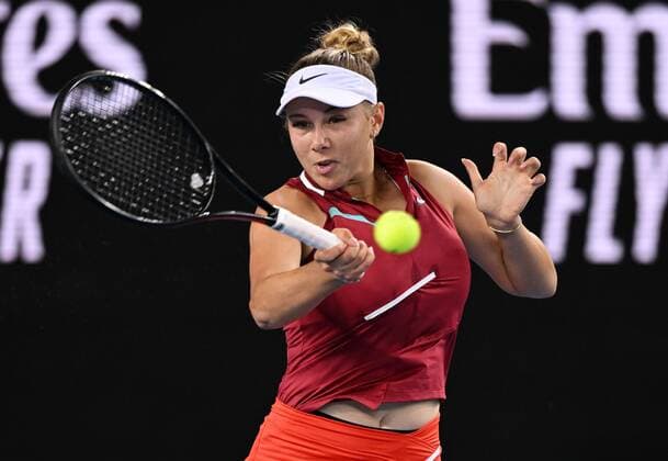 Mandatory Credit: Photo by James Gourley Shutterstock (12765086jb) Amanda Anisimova during her third round match Australian Open, Day Five, Tennis, Melbourne Park, Melbourne, Australia - 21 Jan 2022 Australian Open, Day Five, Tennis, Melbourne Park, Melbourne, Australia - 21 Jan 2022 Copyright: xJamesxGourley Shutterstockx 12765086jb