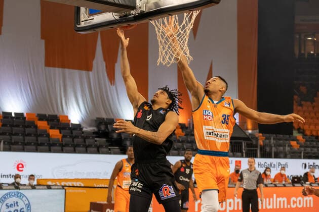 Karim JALLOW Ratiopharm Ulm, 35 Nelson WEIDEMANN Niners Chemnitz, 0 Ratiopharm Ulm vs Niners Chemnitz, Basketball, Basketball Bundesliga, 18 Spieltag, 2021 2022, 22 01 2021, Ratiopharm Ulm vs Niners Chemnitz, Basketball, Basketball Bundesliga, 18 Spieltag, 2021 2022, 22 01 2021 New Ulm. Copyright: xEibner-Pressefotox EP_FMR