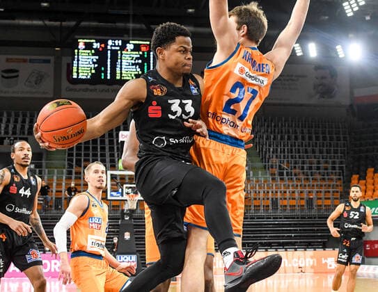 GER, BBL, ratiopharm Ulm vs Niners Chemnitz 22 01 2022, ratiopharm arena, Neu Ulm, GER, BBL, ratiopharm Ulm vs Niners Chemnitz, pictured Eric Washington Chemnitz, 33 , Moritz Krimmer Ulm, 27 nordphotoxGmbHx xHafner nph00200