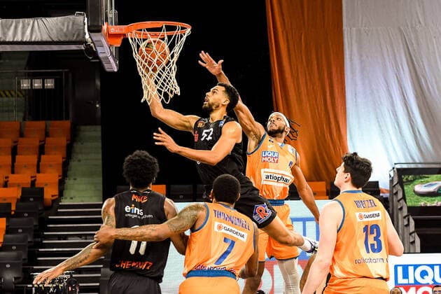 GER, BBL, ratiopharm Ulm vs Niners Chemnitz 22 01 2022, ratiopharm arena, Neu Ulm, GER, BBL, ratiopharm Ulm vs Niners Chemnitz, in picture Trent Lockett Chemnitz, 52 prevails against Jaron Blossomgame Ulm, 4 nordphotoxGmbHx xHafner nph00200