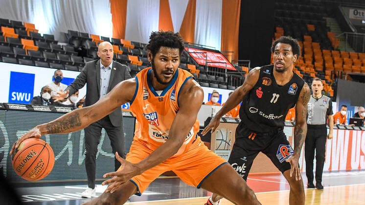 GER, BBL, ratiopharm Ulm vs Niners Chemnitz 22 01 2022, ratiopharm arena, Neu Ulm, GER, BBL, ratiopharm Ulm vs Niners Chemnitz, in picture Cristiano Felicio Ulm, 1 , Isiaha Mike Chemnitz, 11 has no access to the ball nordphotoxGmbHx xHafner nph00200
