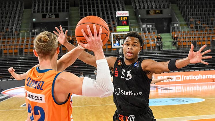 GER, BBL, ratiopharm Ulm vs Niners Chemnitz 22 01 2022, ratiopharm arena, Neu Ulm, GER, BBL, ratiopharm Ulm vs Niners Chemnitz, in picture Eric Washington Chemnitz, 33 tries to put pressure on Thomas Klepeisz Ulm, 22 nordphotoxGmbHx xHafner nph00200