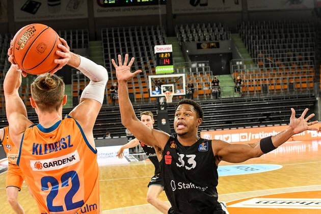 GER, BBL, ratiopharm Ulm vs Niners Chemnitz 22 01 2022, ratiopharm arena, Neu Ulm, GER, BBL, ratiopharm Ulm vs Niners Chemnitz, in picture Eric Washington Chemnitz, 33 tries to put pressure on Thomas Klepeisz Ulm, 22 nordphotoxGmbHx xHafner nph00200