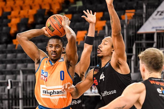 GER, BBL, ratiopharm Ulm vs Niners Chemnitz 22 01 2022, ratiopharm arena, Neu Ulm, GER, BBL, ratiopharm Ulm vs Niners Chemnitz, in picture Semaj Christon Ulm, 0 prevails against Darion Atkins Chemnitz, 44 nordphotoxGmbHx xHafner nph00200