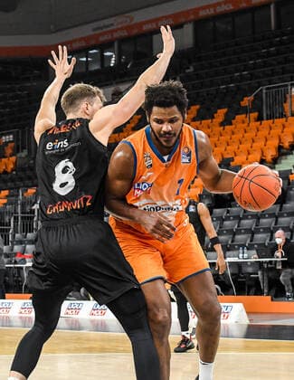 GER, BBL, ratiopharm Ulm vs Niners Chemnitz 22 01 2022, ratiopharm arena, Neu Ulm, GER, BBL, ratiopharm Ulm vs Niners Chemnitz, in the picture Cristiano Felicio Ulm, 1 prevails against Jan Niklas Wimberg Chemnitz, 8 nordphotoxGmbHx xHafner nph00200