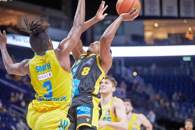Attack Ludwigsburg,James Woodard MHP Riesen Ludwigsburg, 8 ,Jaleen Smith Alba Berlin, 3 ,GER,Basketball,BBL,18 Matchday,Season 2021 2022,Alba Berlin vs MHP Riesen Ludwigsburg,23 01 2022, 15 00, GER, Basketball,BBL,18 Matchday,Season 2021 2022,Alba Berlin vs MHP Riesen Ludwigsburg,23 01 2022, 15 00,Foto Eibner Gerd Gruhn Berliin Copyright: xGerdxGruhnx EP_GGN