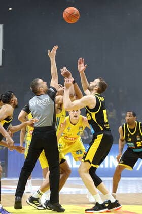 DEU, easyCredit BBL, ALBA vs Ludwigsburg, 23 01 2022, Mercedes Benz Arena, Berlin, DEU, easyCredit BBL, ALBA vs Ludwigsburg, in picture kick-off, Oscar da Silva ALBA Berlin 1 , Jonas Wohlfarth Bottermann Ludwigsburg 18 nordphotoxGmbHx xEngler nph00076