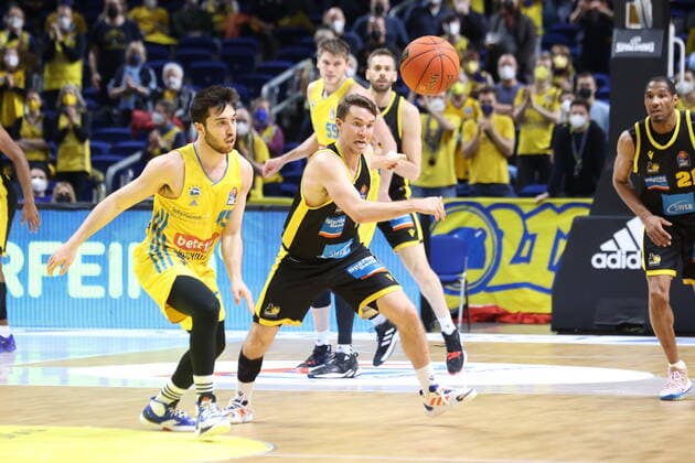 DEU, easyCredit BBL, ALBA vs Ludwigsburg, 23 01 2022, Mercedes Benz Arena, Berlin, DEU, easyCredit BBL, ALBA vs Ludwigsburg, in picture Tamir Blatt ALBA Berlin 45 , Jordan Hulls Ludwigsburg 1 nordphotoxGmbHx xEngler nph00076
