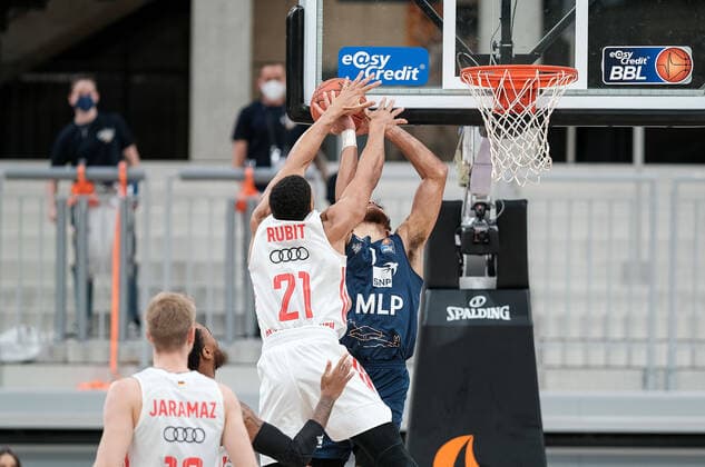 Augustine Rubit FC Bayern Muenchen, 21 in duel with Brekott Chapman MLP Academics Heidelberg, 1 , MLP Academics Heidelberg vs FC Bayern Muenchen, Basketball, easyCredit Bundesliga, 18 Spieltag, Saison 2021 2022, 23 01 2022, MLP Academics Heidelberg vs FC Bayern Muenchen, Basketball, easyCredit Bundesliga, 18 Spieltag, Saison 2021 2022, 23 01 2022, Heidelberg Copyright: xEibner-Pressefotox EP_EER