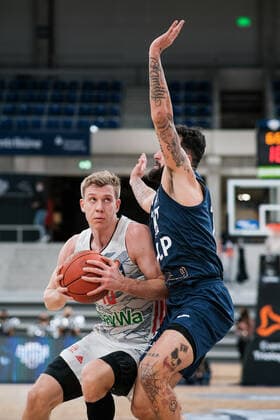 Ognjen Jaramaz FC Bayern Muenchen, 10 in duel with Jordan Geist MLP Academics Heidelberg, 15 , MLP Academics Heidelberg vs FC Bayern Muenchen, Basketball, easyCredit Bundesliga, 18 Matchday, Season 2021 2022, 23 01 2022, MLP Academics Heidelberg vs FC Bayern Muenchen, Basketball, easyCredit Bundesliga, 18 Matchday, Season 2021 2022, 23 01 2022, Heidelberg Copyright: xEibner-Pressefotox EP_EER