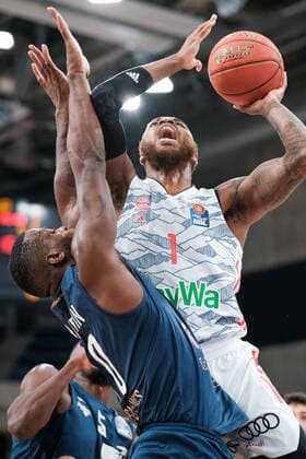 Deshaun Thomas FC Bayern Muenchen, 1 in duel with Kelvin Martin MLP Academics Heidelberg, 10 , MLP Academics Heidelberg vs FC Bayern Muenchen, Basketball, easyCredit Bundesliga, 18 Spieltag, Saison 2021 2022, 23 01 2022, MLP Academics Heidelberg vs FC Bayern Muenchen, Basketball, easyCredit Bundesliga, 18 Spieltag, Saison 2021 2022, 23 01 2022, Heidelberg Copyright: xEibner-Pressefotox EP_EER