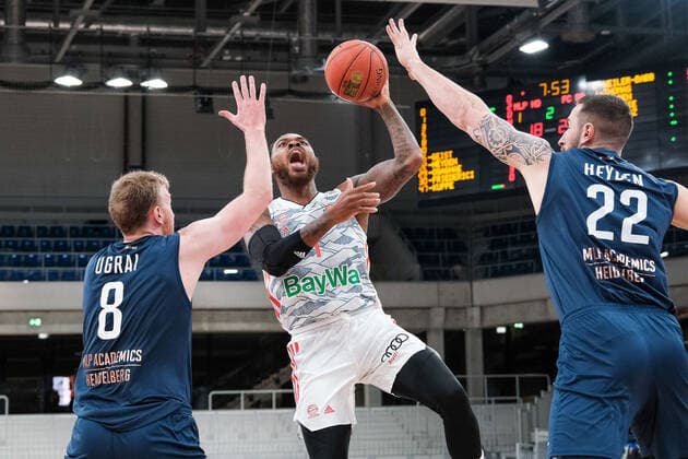 Deshaun Thomas FC Bayern Muenchen, 1 in duel with Max Ugrai MLP Academics Heidelberg, 8 and Phillipp Heyden MLP Academics Heidelberg, 22 , MLP Academics Heidelberg vs FC Bayern Muenchen, Basketball, easyCredit Bundesliga, 18 Spieltag, Saison 2021 2022, 23 01 2022, MLP Academics Heidelberg vs FC Bayern Muenchen, Basketball, easyCredit Bundesliga, 18 Spieltag, Saison 2021 2022, 23 01 2022, Heidelberg Copyright: xEibner-Pressefotox EP_EER
