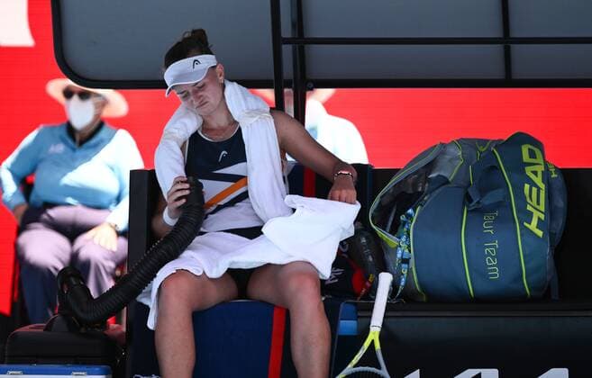 Mandatory Credit: Photo by James Gourley Shutterstock (12773752g) Barbora Krejcikova tries to cool off in the heat Australian Open, Day Nine, Tennis, Melbourne Park, Melbourne, Australia - 25 Jan 2022 Australian Open, Day Nine, Tennis, Melbourne Park, Melbourne, Australia - 25 Jan 2022 Copyright: xJamesxGourley Shutterstockx 12773752g