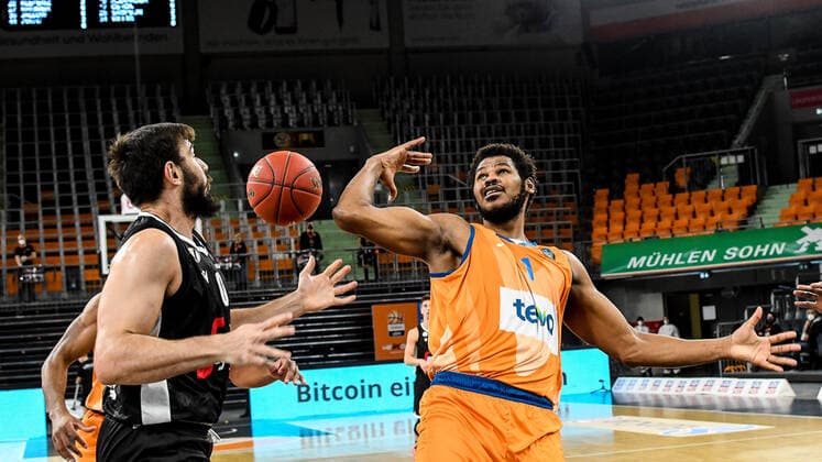 GER, EuroCup, ratiopharm ulm vs Virtus Segafredo Bologna 25 01 2022, ratiopharm arena, Neu Ulm, GER, EuroCup, ratiopharm ulm vs Virtus Segafredo Bologna, in picture Amadeo Tessitori Bologna, 0 , Cristiano Felicio Ulm, 1 nordphotoxGmbHx xHafner nph00200