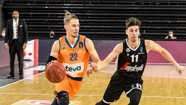 GER, EuroCup, ratiopharm ulm vs Virtus Segafredo Bologna 25 01 2022, ratiopharm arena, Neu Ulm, GER, EuroCup, ratiopharm ulm vs Virtus Segafredo Bologna, in picture Thomas Klepeisz Ulm, 22 , Michele Ruzzier Bologna, 11 nordphotoxGmbHx xHafner nph00200