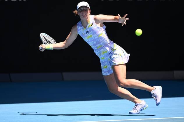 Mandatory Credit: Photo by James Gourley Shutterstock (12773754z) Iga Swiatek in quarter final action Australian Open, Day Ten, Tennis, Melbourne Park, Melbourne, Australia - 26 Jan 2022 Australian Open, Day Ten, Tennis, Melbourne Park, Melbourne, Australia - 26 Jan 2022 Copyright: xJamesxGourley Shutterstockx 12773754z