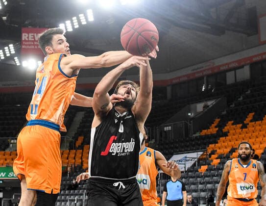 GER, EuroCup, ratiopharm ulm vs Virtus Segafredo Bologna 25 01 2022, ratiopharm arena, New Ulm, GER, EuroCup, ratiopharm ulm vs Virtus Segafredo Bologna, in picture Fedor Zugic Ulm, 44 , Amadeo Tessitori Bologna, 0 nordphotoxGmbHx xHafner nph00200