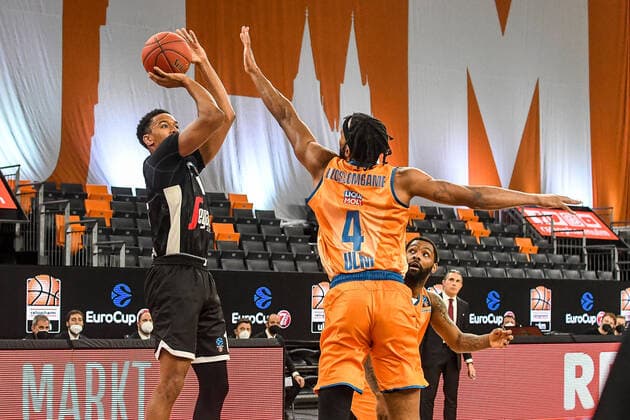 GER, EuroCup, ratiopharm ulm vs Virtus Segafredo Bologna 25 01 2022, ratiopharm arena, Neu Ulm, GER, EuroCup, ratiopharm ulm vs Virtus Segafredo Bologna, in picture Jaron Blossomgame Ulm, 4 tries to block the throw of Ty Shon Alexander Bologna, 15 nordphotoxGmbHx xHafner nph00200