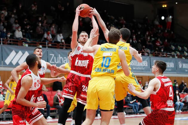 30 01 2022, skin round 2021 22, 19 matchday, s Oliver Wuerzburg vs ALBA Berlin, easyCredit BBL, 19 matchday, GER, Wuerzburg, tectake ARENA, picture from left Cameron Hunt s Oliver Wuerzburg , Felix Hoffmann s Oliver Wuerzburg , Tim Schneider ALBA BERLIN , Jonas Mattisseck ALBA BERLIN and Julius Boehmer s Oliver Wuerzburg Copyright: HMBxMedia xHeikoxBecker