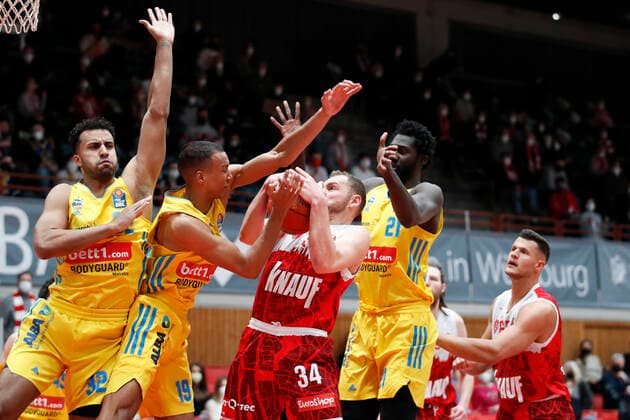 30 01 2022, skin round 2021 22, 19 matchday, s Oliver Wuerzburg vs ALBA Berlin, easyCredit BBL, 19 matchday, GER, Wuerzburg, tectake ARENA, picture from left Johannes Thiemann ALBA BERLIN , Louis Olinde ALBA BERLIN , Felix Hoffmann s Oliver Wuerzburg , Christ Koumadje ALBA BERLIN and Filip Stanic s Oliver Wuerzburg Copyright: HMBxMedia xHeikoxBecker