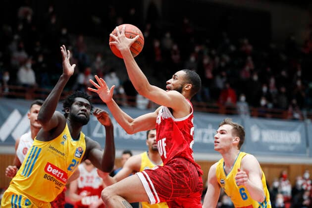 30 01 2022, skin round 2021 22, 19 matchday, s Oliver Wuerzburg vs ALBA Berlin, easyCredit BBL, 19 matchday, GER, Wuerzburg, tectake ARENA, picture from left Christ Koumadje ALBA BERLIN , Cameron Hunt s Oliver Wuerzburg and Malte Delow ALBA BERLIN Copyright: HMBxMedia xHeikoxBecker