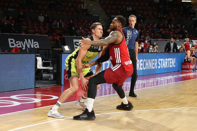 Deshaun Thomas Bayern Basketball, 1 blocks Janari Joesaar medi bayreuth, 21 GER, FC Bayern Basketball vs medi bayreuth, 1 Bundesliga, season 2021 2022, 30 01 2022, GER, FC Bayern Basketball vs medi bayreuth, 1 Bundesliga, season 2021 2022, 30 01 2022, Munich Copyright: xEIBNER MarcelxEngelbrechtx EP_EER