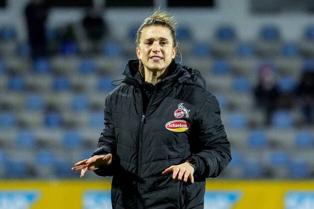 Mirella Junker (Co-Trainerin, 1. FC Köln), gibt Anweisungen, gestikuliert, mit den Armen gestikulier en,Einzelbild, Einzelfoto, Aktion, Action, 04.02.2022, Sinsheim (Hoffenheim) (Deutschland), Fussball, Flyeralarm Frauen-Bundesliga, TSG 1899 Hoffenheim - 1. FC Köln, 04.02.2022, Sinsheim (Hoffenheim) (Deutschland), Fussball, Flyeralarm Frauen-Bundesliga, TSG 1899 Hoffenheim - 1. FC Köln, DFB DFL REGULATIONS PROHIBIT ANY USE OF PHOTOGRAPHS AS IMAGE SEQUENCES AND OR QUASI-VIDEO. xozx