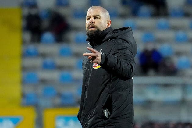 Sascha Glass (Trainer, Cheftrainer, 1. FC Köln), gibt Anweisungen, gestikuliert, mit den Armen gestikulieren, Einzelbild, Einzelfoto, Aktion, Action, 04.02.2022, Sinsheim (Hoffenheim) (Deutschland), Fussball, Flyeralarm Frauen-Bundesliga, TSG 1899 Hoffenheim - 1. FC Köln, 04.02.2022, Sinsheim (Hoffenheim) (Deutschland), Fussball, Flyeralarm Frauen-Bundesliga, TSG 1899 Hoffenheim - 1. FC Köln, DFB DFL REGULATIONS PROHIBIT ANY USE OF PHOTOGRAPHS AS IMAGE SEQUENCES AND OR QUASI-VIDEO. xozx