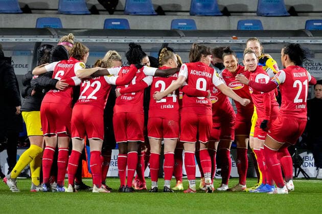 Spielerinnen des 1. FC Köln, schwören sich mit einem Mannschaftskreis vor dem Anpfiff ein, Kreis, Teamkreis, Konzentration, Kameradschaft, Ansprache, Motivation, 04.02.2022, Sinsheim (Hoffenheim) (Deutschland), Fussball, Flyeralarm Frauen-Bundesliga, TSG 1899 Hoffenheim - 1. FC Köln, 04.02.2022, Sinsheim (Hoffenheim) (Deutschland), Fussball, Flyeralarm Frauen-Bundesliga, TSG 1899 Hoffenheim - 1. FC Köln, DFB DFL REGULATIONS PROHIBIT ANY USE OF PHOTOGRAPHS AS IMAGE SEQUENCES AND OR QUASI-VIDEO. xozx