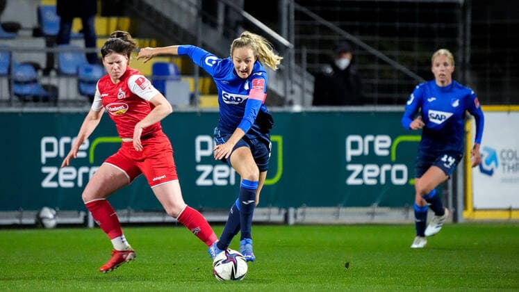 v.li.: Adriana Achcinska (Köln, 9), Fabienne Dongus (TSG, 33), Aktion, Action, Spielszene, 04.02.2022, Sinsheim (Hoffenheim) (Deutschland), Fussball, Flyeralarm Frauen-Bundesliga, TSG 1899 Hoffenheim - 1. FC Köln, 04.02.2022, Sinsheim (Hoffenheim) (Deutschland), Fussball, Flyeralarm Frauen-Bundesliga, TSG 1899 Hoffenheim - 1. FC Köln, DFB DFL REGULATIONS PROHIBIT ANY USE OF PHOTOGRAPHS AS IMAGE SEQUENCES AND OR QUASI-VIDEO. xozx